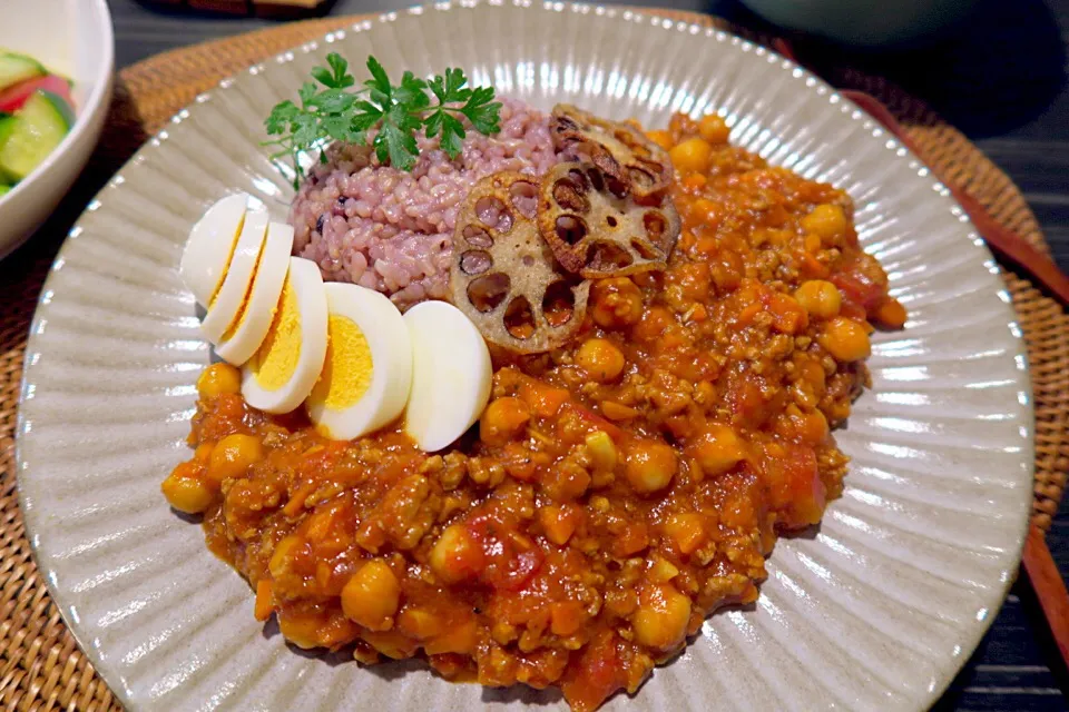 今夜のおうちごはん。キーマカレー、カラフルこどもピーマンと水菜のジャコサラダ、トマトとキュウリの中華和えです。|かれんさん