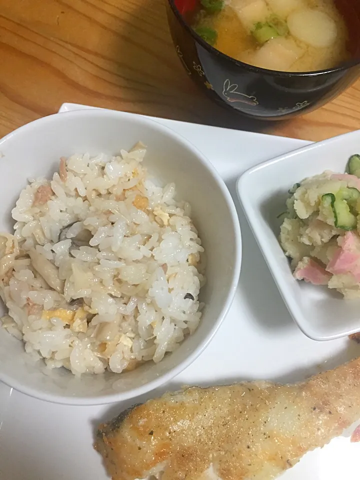 Snapdishの料理写真:混ぜご飯、タラのムニエル、ポテトサラダ|harami111さん