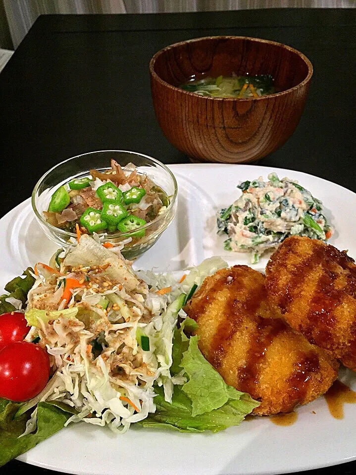 ⭐️メンチカツ
⭐️ほうれん草の白和え
⭐️メカブと豆腐のねばねばサラダ
⭐️大根と人参と小松菜の味噌汁|よっちぃさん