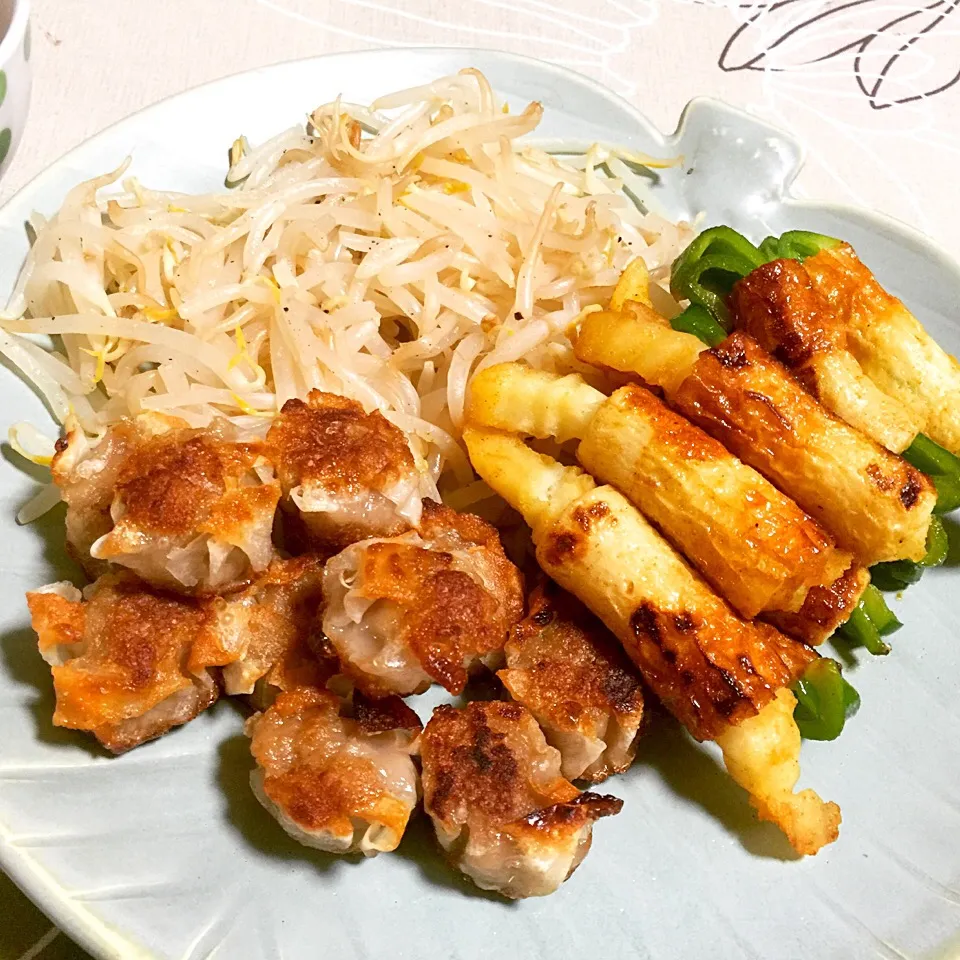 迷走する晩ご飯
ポテちくとピーちくのカレー醤油炒め、揚げシュウマイ、もやしのナムル|tabyさん