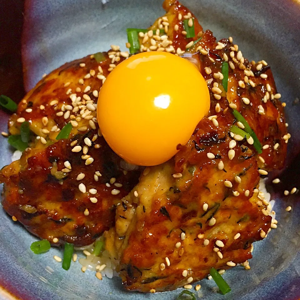 豆腐とひじき入りふんわりもっちり月見鶏つくね丼|カウンター嬢さん