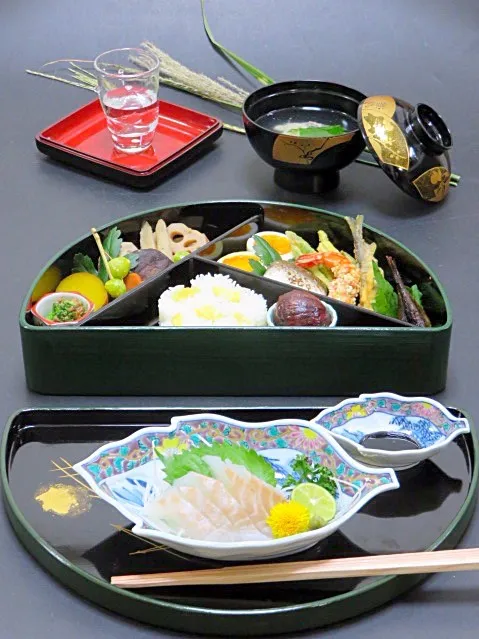 今晩は、お月見弁当 鯛のお造り、瓢亭玉子、かます塩焼き、天婦羅（海老五色ぶぶあられ、モロッコインゲン、子持ち鮎）、子持ち鮎甘露煮、お煮しめ（高野豆腐、花蓮根、牛蒡、里芋、干し椎茸、花人参）、丸十甘煮、ブロッコリー胡麻和え、銀杏、物相飯（松 さつまいも）、栗の渋皮煮、鯛の吸い物 すだち  今日は中秋の名月。日本の秋の夜長|akazawa3さん