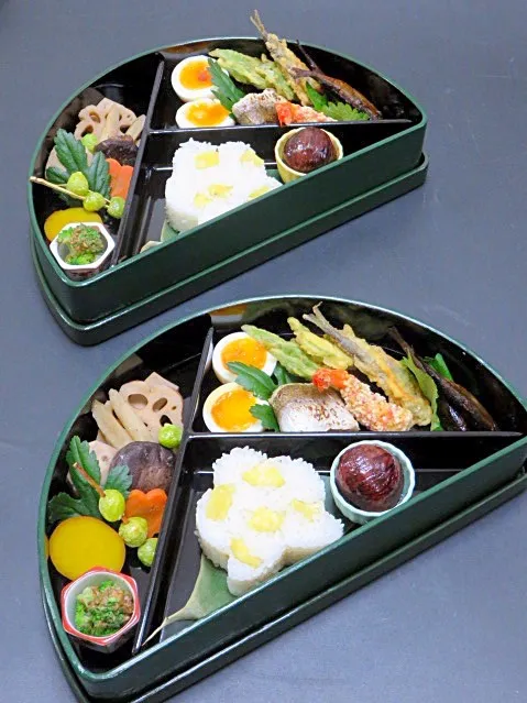 今晩は、お月見弁当 鯛のお造り、瓢亭玉子、かます塩焼き、天婦羅（海老五色ぶぶあられ、モロッコインゲン、子持ち鮎）、子持ち鮎甘露煮、お煮しめ（高野豆腐、花蓮根、牛蒡、里芋、干し椎茸、花人参）、丸十甘煮、ブロッコリー胡麻和え、銀杏、物相飯（松 さつまいも）、栗の渋皮煮、鯛の吸い物 すだち  今日は中秋の名月。日本の秋の夜長|akazawa3さん