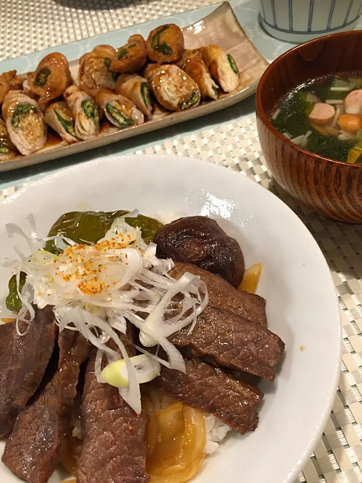 焼肉丼とオクラとえのきの豚肉巻き、中華スープ|amiさん