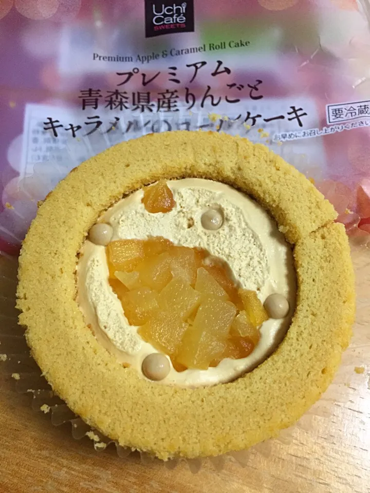 Snapdishの料理写真:プレミアム青森産りんごと、キャラメルのロールケーキ|るみおんさん