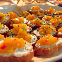 Herbed goat cheese & peachy crostini|Hiroyuki Miyagiさん