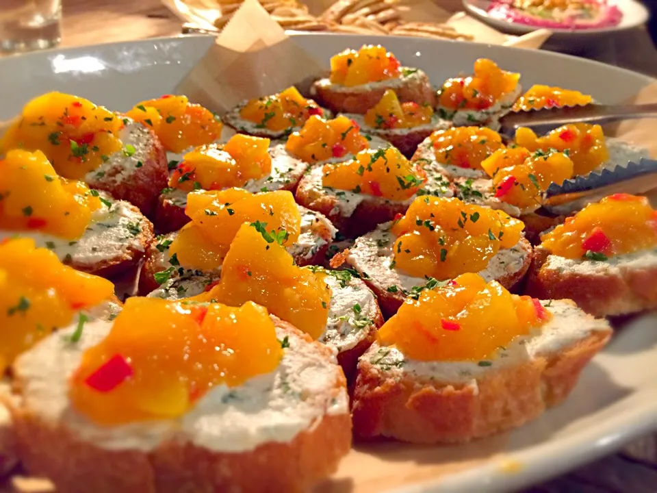 Herbed goat cheese & peachy crostini|Hiroyuki Miyagiさん