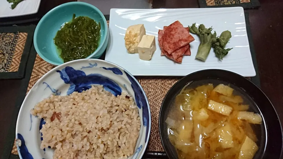 めかぶ&豆腐の味噌漬け&ハム&タラの芽の浅漬け&キャベツの味噌汁|まぐろさん