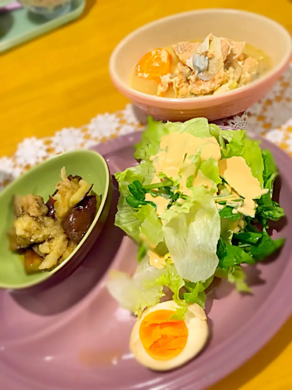 サーモンのミルク味噌煮
サラダ
煮卵
ナスの素揚げ風|えりさん