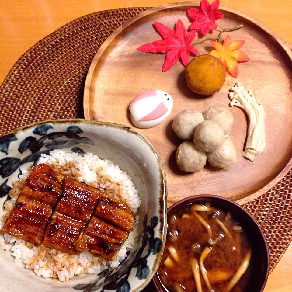 Snapdishの料理写真:うな丼&お月見プレート。 カボチャと里芋は蒸してお団子にして、片栗粉を付けて揚げ、かぼちゃは満月に、 里芋は月見だんごに、 茹でたエノキをすすきに見立て、 ゆで卵でうさぎを作って並べてみました。|chacoさん