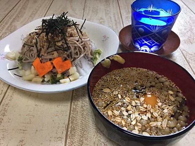 こんにちは(*^◯^*)
今日の男飯(⌒-⌒; )
月見冷やし蕎麦withピクルス♫

麺つゆには、煮干し、わかめ、
白ごま、天かす、
大麦フレーク入り♫|ひーちゃんさん