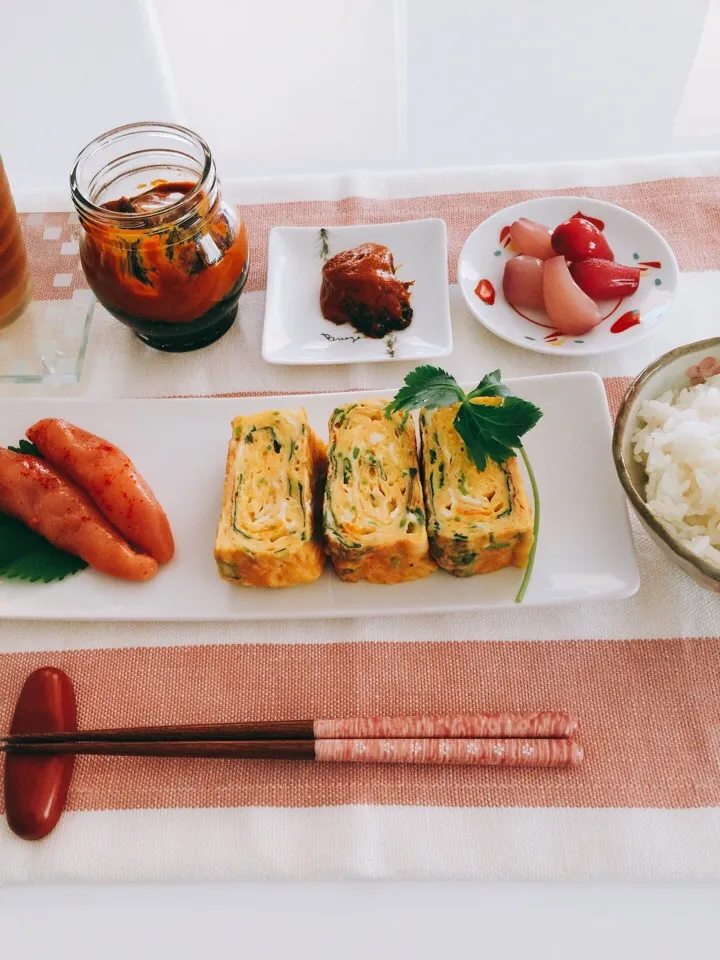 きょうの昼食。
♥︎三つ葉を入れて玉子焼き
♥︎辛子明太子
♥︎らっきょ（ワイン漬け・紫蘇漬け）
♥︎浜田の雲丹海苔
♥︎麦茶（笑）
ご飯が進むわ。|みすてりあすゆっこさん