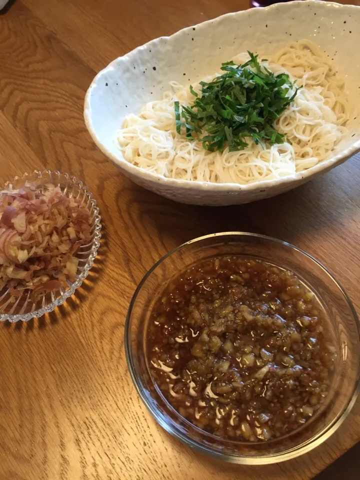 焼きなすと梅干しを叩いて麺つゆと醤油と日本酒のつけだれで素麺を。大葉とミョウガでさっぱりと。|MORiさん