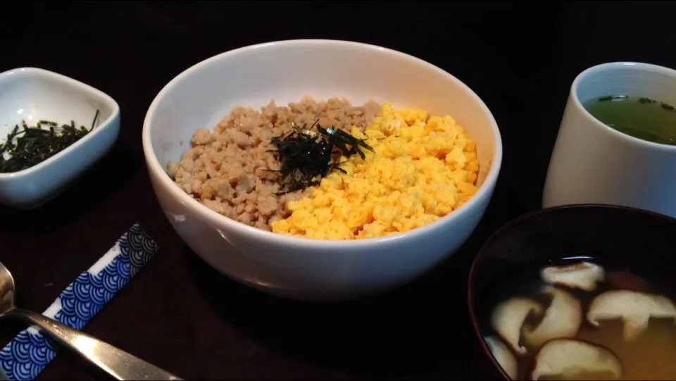 甘くてジューシーな鶏そぼろ丼 - 卵そぼろものっけたカラフル2色のどんぶり:) - mokologue.com|Mokologueさん