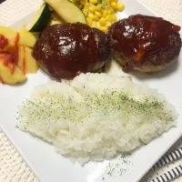 Snapdishの料理写真:肉汁たっぷりハンバーグ|takamiteeさん