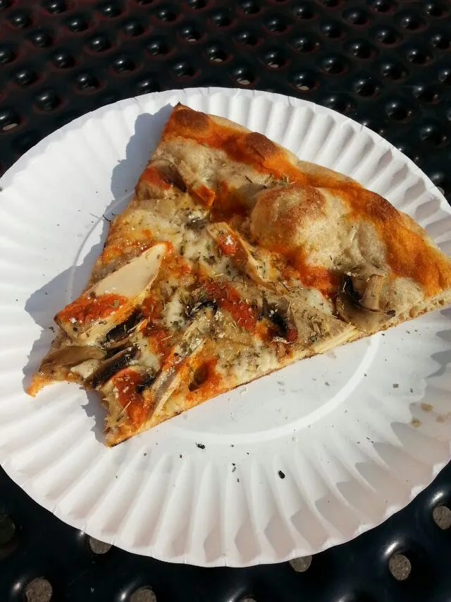 slice of vegan buffalo chix pizza.|Polly Gelfusoさん