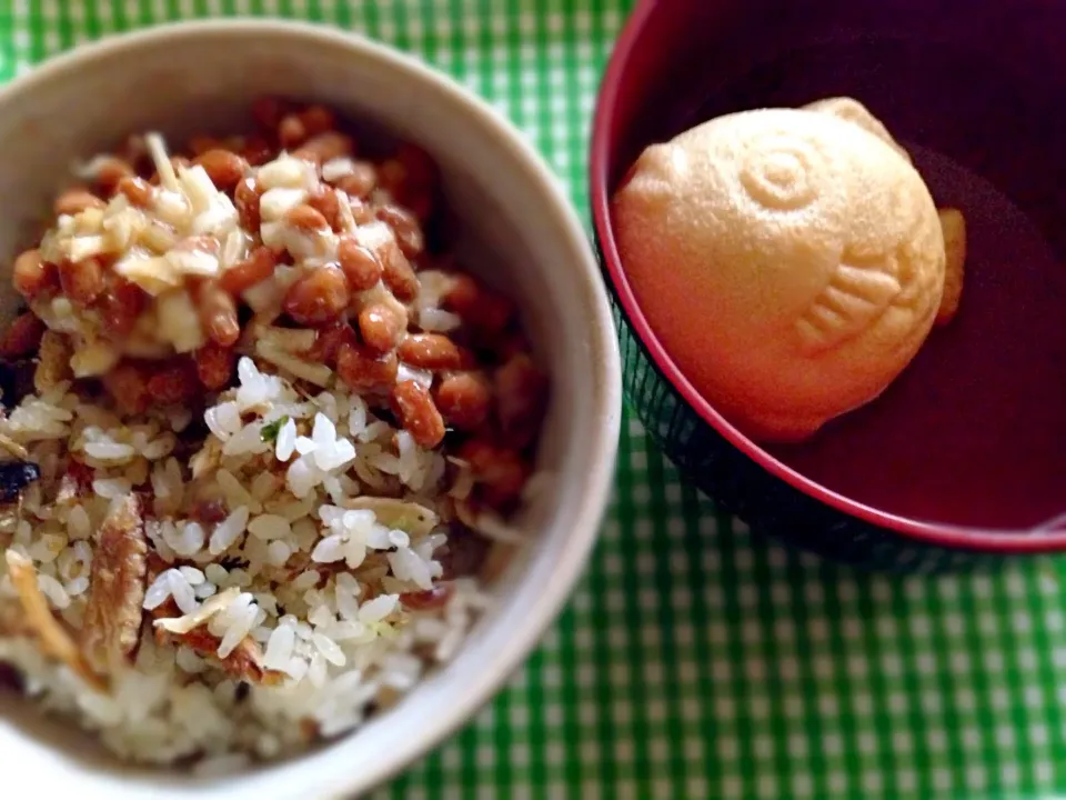 先日炊いて冷凍しておいた【干しサンマの炊き込みご飯】にスダチ風味の納豆を添えてお手軽な朝ごはん🐓頂き物の『めでたい味噌汁』を添えたらなんだか〜ご機嫌💖|こなちゅんさん