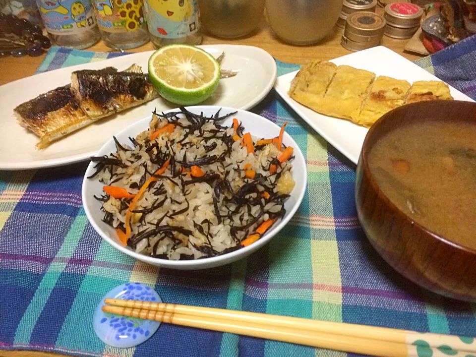 晩ごはん★秋刀魚の塩焼き、だし巻き卵、ひじきごはん、みそ汁|ハルさん