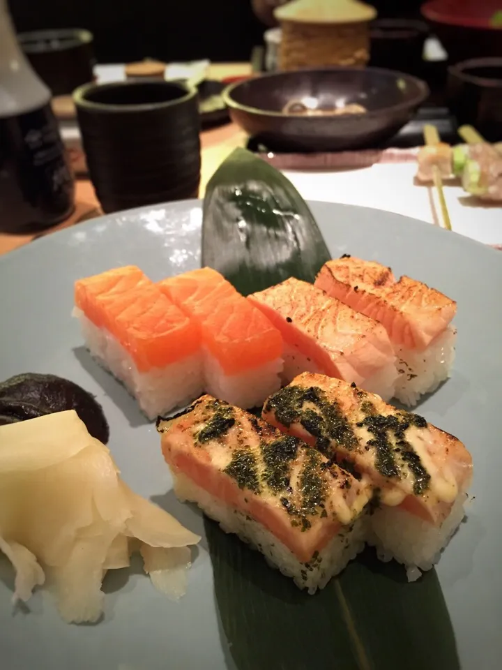 Pressed Salmon Sushi, 2pcs Raw, 2pcs Seared, 2 pcs seared with mayonnaise and basil sauce|MyRaXさん