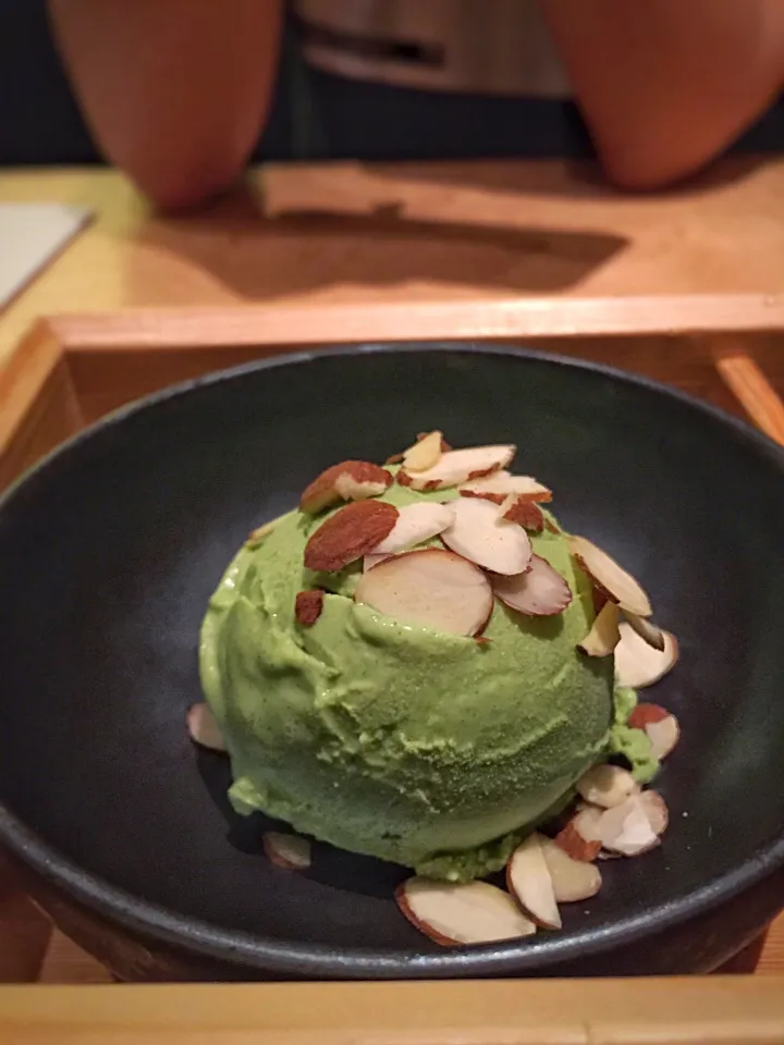 Mocha Ice Cream w/ Almonds|MyRaXさん