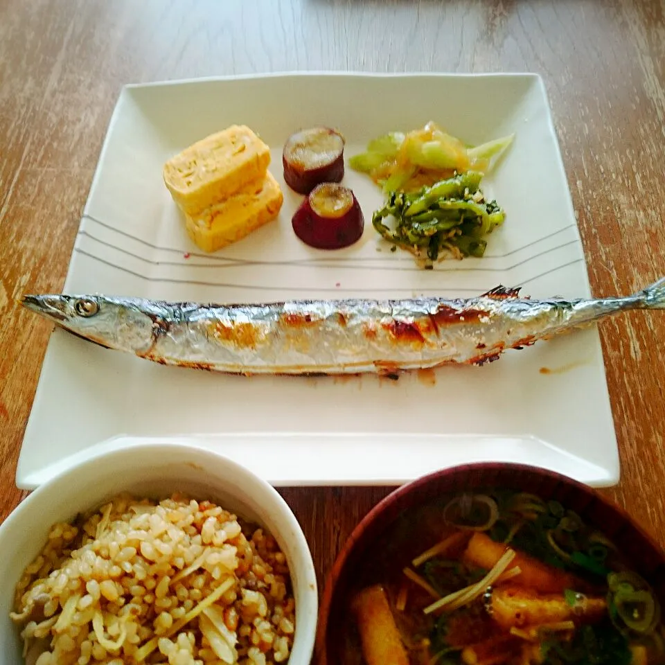 Snapdishの料理写真:秋定食【秋刀魚の塩焼、舞茸の炊き込みご飯】|プチテンよすさん