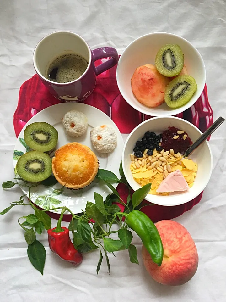 Snapdishの料理写真:早茶🎵自製草莓🍓果醬和椰子蛋噠|Lilyさん