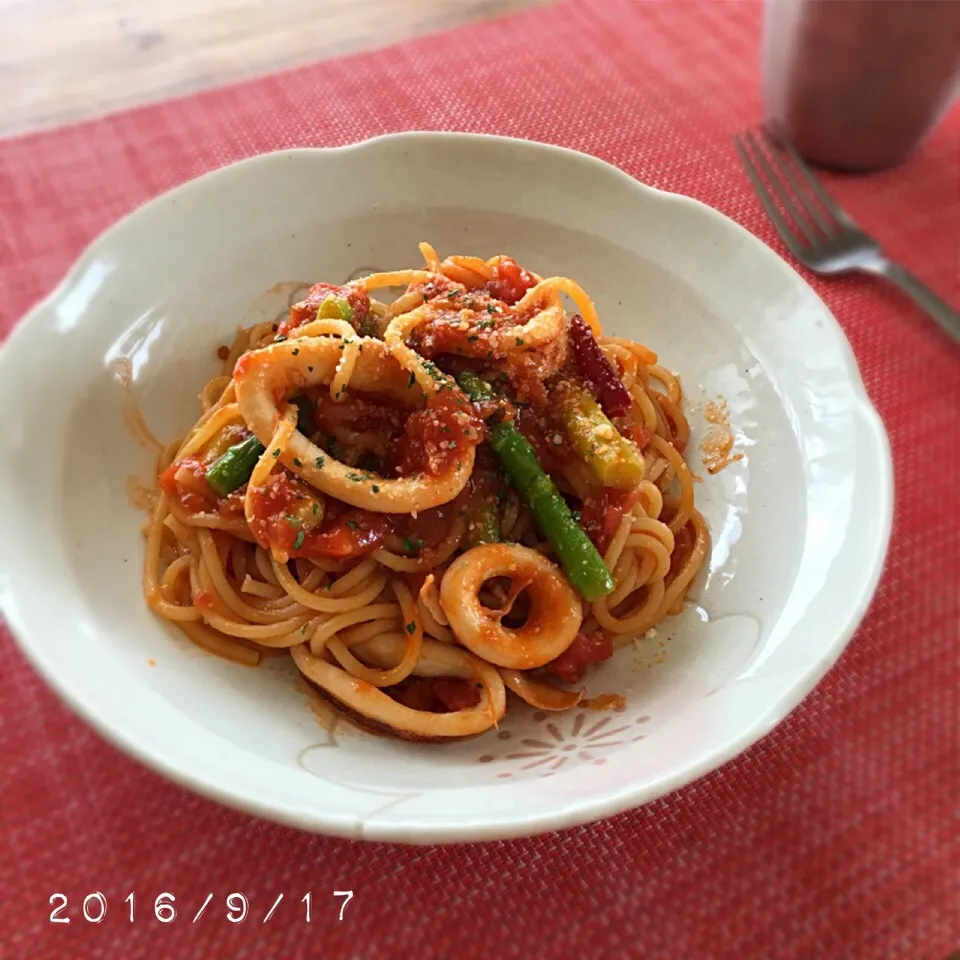 イカとアスパラのトマトスパゲッティ🍝|𓇼 Ⓢ Ⓗ Ⓘ Ⓝ Ⓞ Ⓑ Ⓤ 𓇼さん