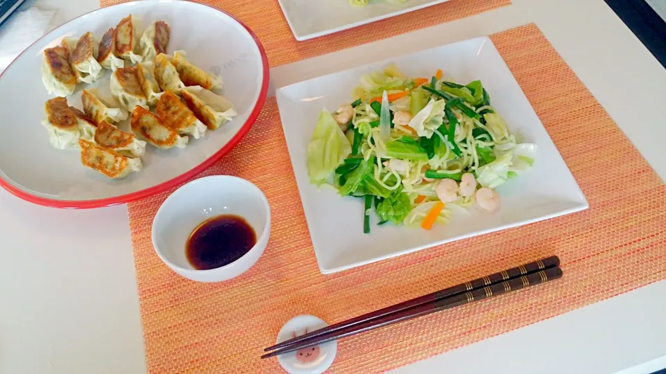 今日の昼食　塩焼きそば、餃子|pinknari🐰🌈さん