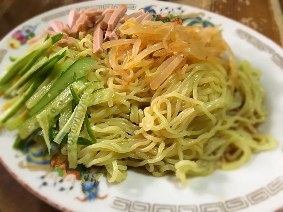 冷やし中華
魚肉ソーセージにキュウリ
それに一風堂ホットもやしをトピ|長谷川盛夏さん