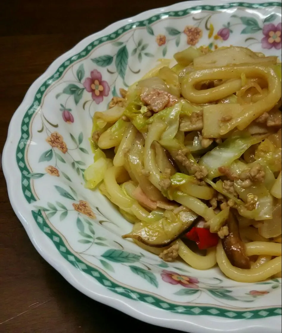 焼きうどん🎵醤油味で❗|あらいぐまのしっぽさん