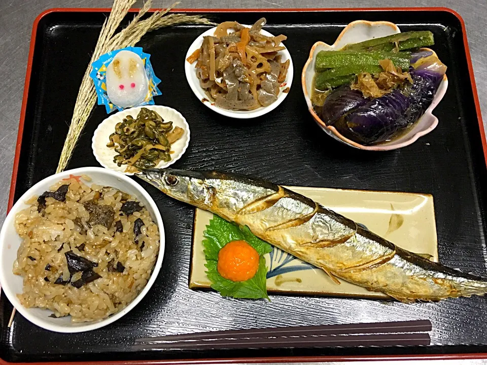 キノコの炊き込みごはん🍄秋刀魚の塩焼き🐟ナスとオクラの煮浸し🍆レンコンのキンピラ🌶きゅうりと紫蘇の実のお漬物。うさぎもち🍡はデザートに😋|きゅうちゃんさん