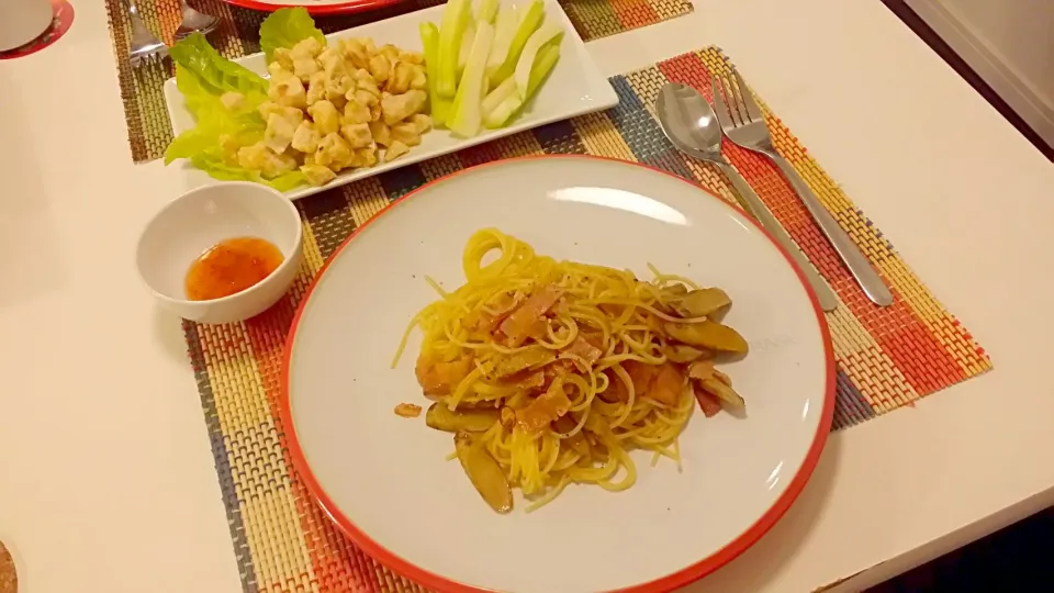 今日の夕食　ごぼうとベーコンのパスタ、鶏むね肉のマヨネーズソテー|pinknari🐰🌈さん