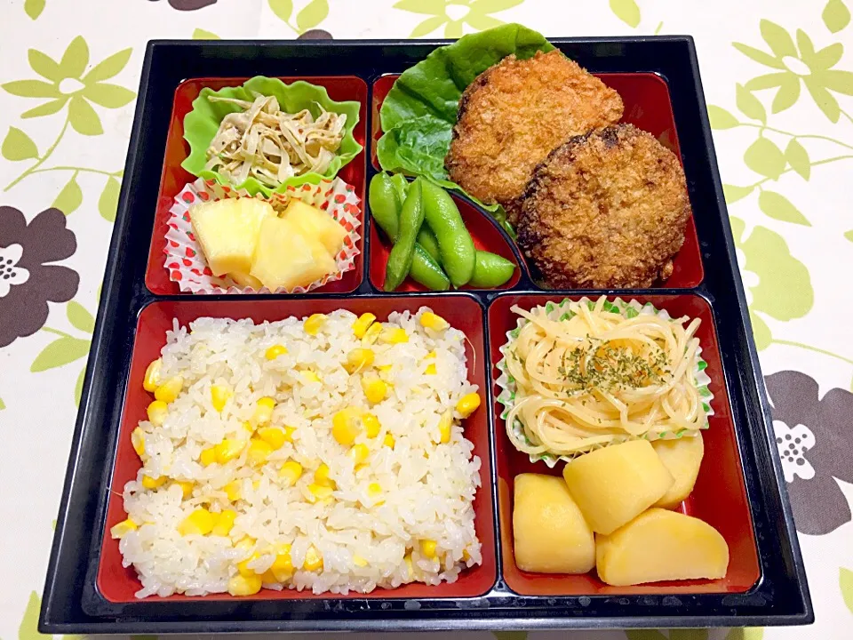 本日の賄い弁当（とうもろこしご飯、キャベツ入りミンチカツ、ジャガイモの甘辛煮、ごぼうのマスタードサラダ、たらこスパ）|スコネコさん