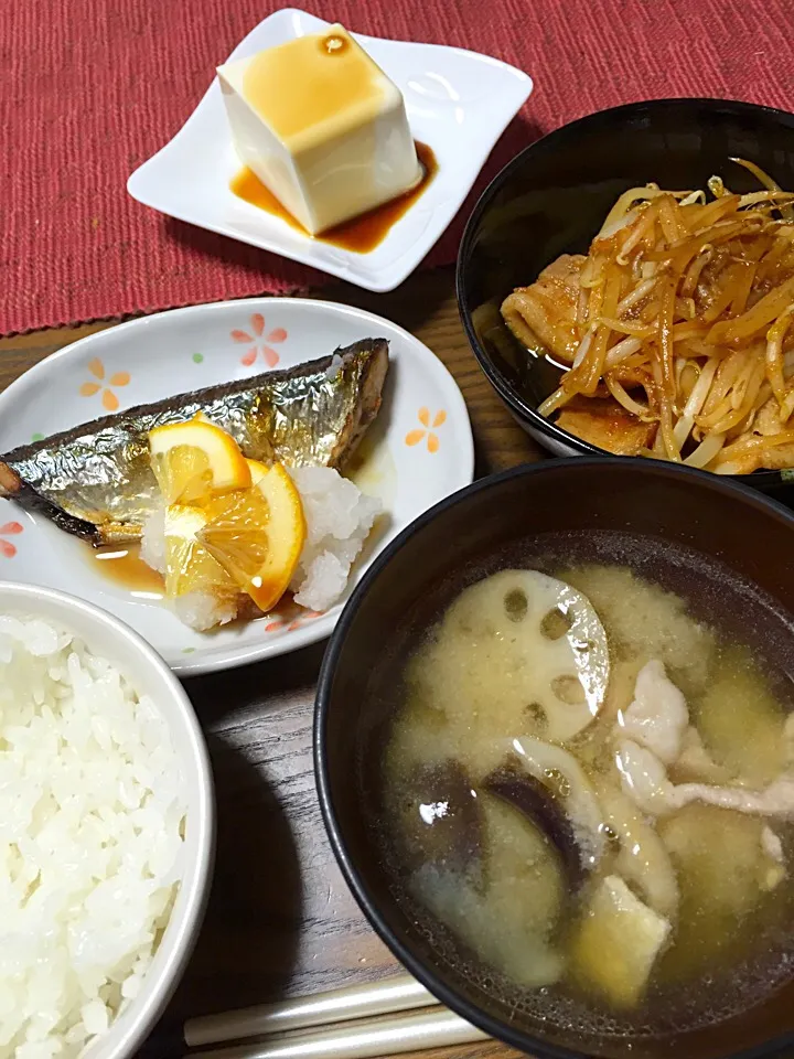 Snapdishの料理写真:生サンマ
豚肉ともやしの炒め物
豚汁
冷奴|Terumi  Yokosawaさん