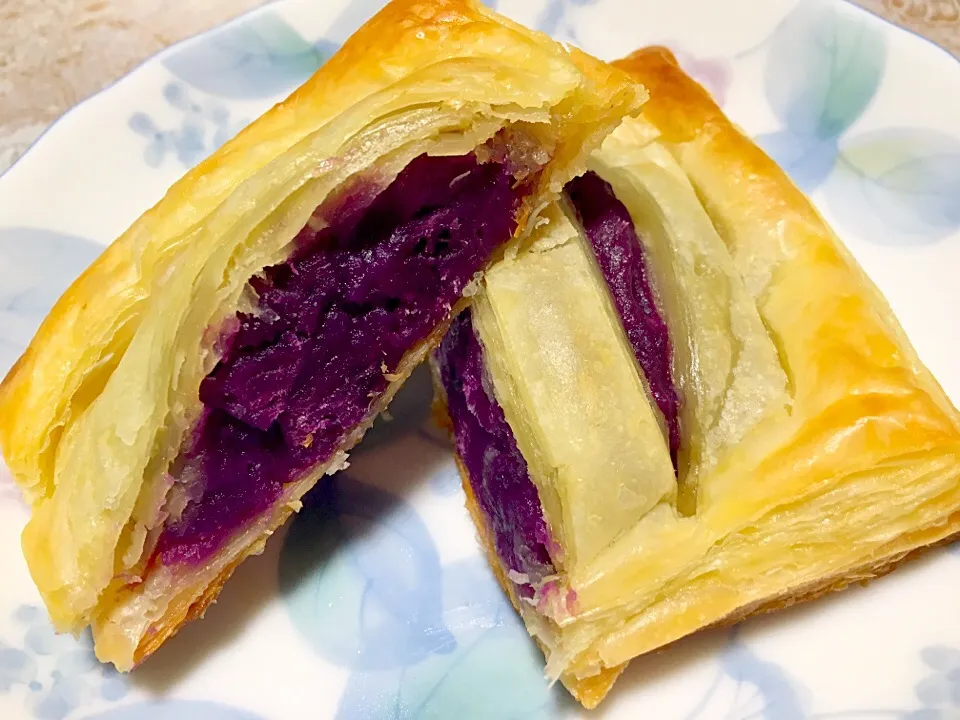 自家栽培の紅芋で、紅芋パイを作りました。
綺麗な紫色が、なぜか食欲がでますね～♪
生クリームのまったりした甘みに紅芋の甘みなど、サクサクパイにぴったり|37(*ˊ˘ˋ*)♪さん