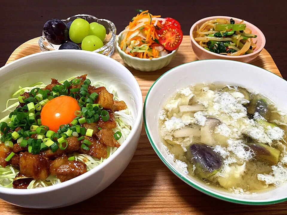 Snapdishの料理写真:⭐️豚バラのウスターソース炒め丼
⭐️茄子とエリンギと卵白の味噌汁
⭐️モヤシと小松菜のピリ辛ナムル
⭐️人参とキュウリと玉ねぎのマリネサラダ
⭐️2種のぶどう（巨峰・シャインマスカット）|よっちぃさん