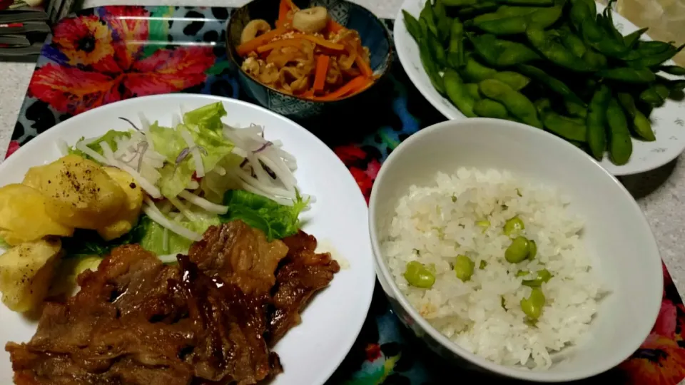 枝豆ご飯！とにんにくオイスターピリ辛醤油漬けの牛カルビ焼きとじゃがいもふかしました！あと切り干し大根。にんにくと唐辛子、枝豆とじゃがいもは友達が送ってくれました！|あまねさん