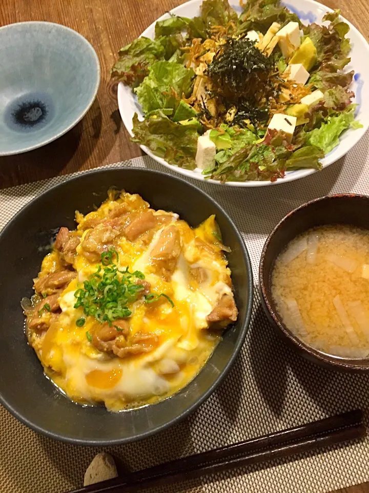 Snapdishの料理写真:今日の晩御飯💛親子丼、アボカドとお豆腐のサラダ、カリカリじゃこドレッシング🍃大根と油揚げのお味噌汁✨|まみりんごさん