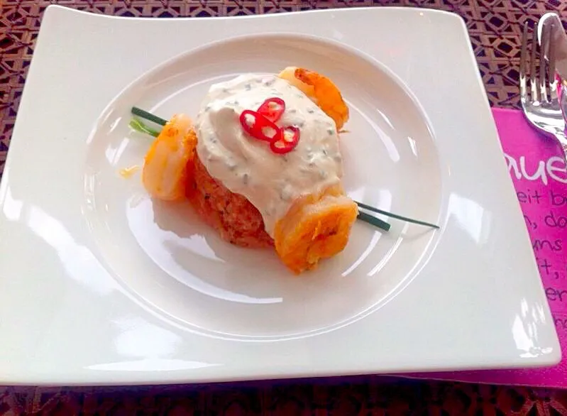 Salmontartar with lemon-chili-sourcream topped with grilled prawns|Sevi Kovacsさん