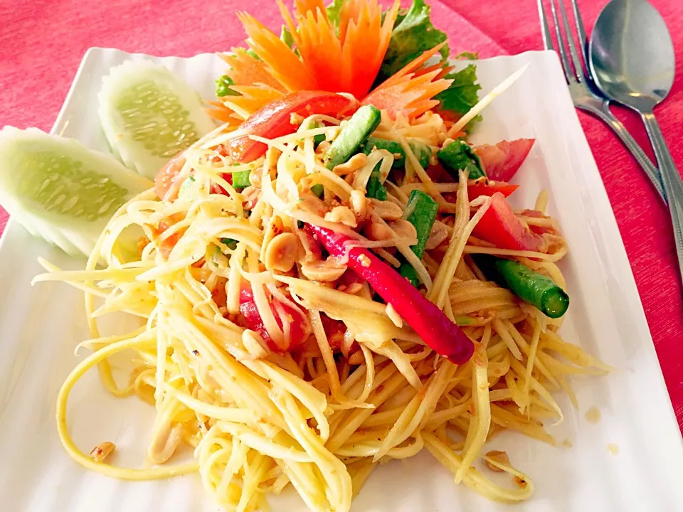 Traditional Thai style papaya salad|Sevi Kovacsさん