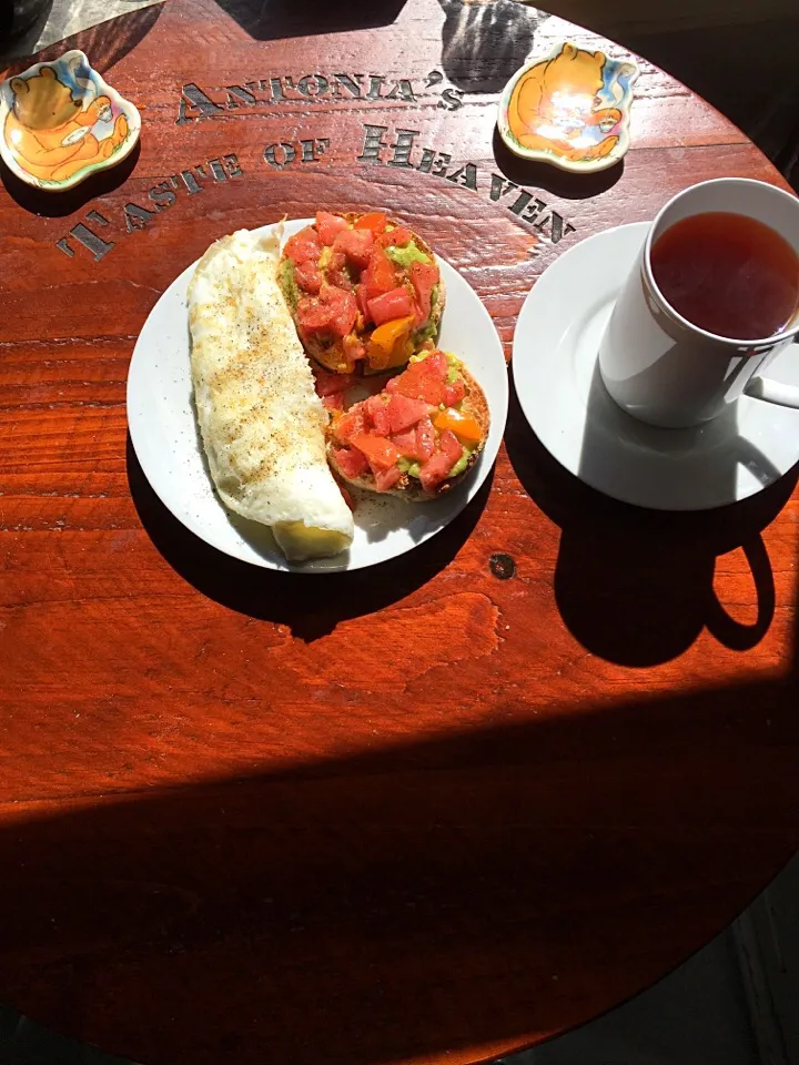 Breakfast-avocado English muffins with heirloom tomatoes & egg whites|Antonia Ellisさん