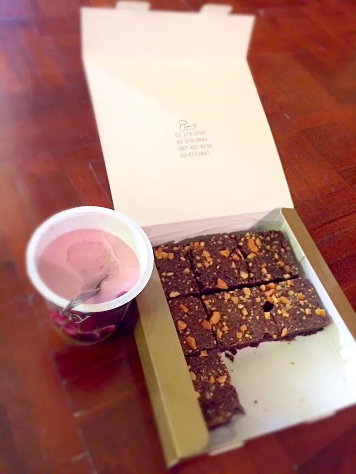 Healthy yogurt with Yummy brownie.|Chalinee Kalyanamitraさん