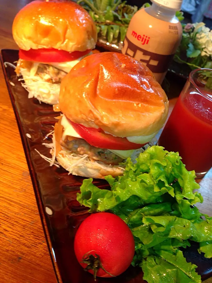 息子達のご飯
ハンバーガー🍔
最近ハマってるコーヒー牛乳と一緒に✨|ちなみんさん