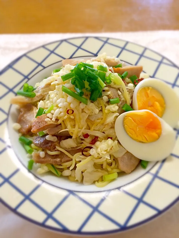 余り物アレンジ～
焼きそばペペロンチーノ

生姜焼きと焼きそばをオリーブオイルとにんにくで炒めペペロンチーノ風に。揚げ玉好きなのでトッピンは和風になりました。|BooBooさん