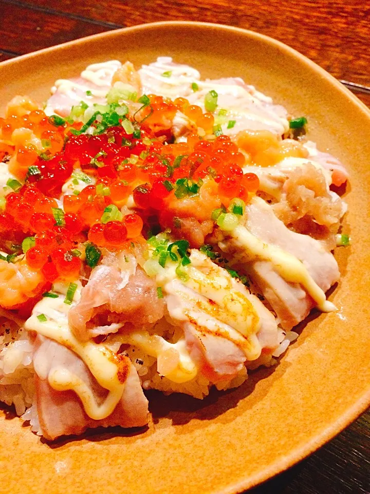 Snapdishの料理写真:またまた、頂きました😂徳之島トトロンヌさんの料理 切り落とし魚介のマヨ炙り 自家製イクラ醤油漬けのっけ〜😚 昨日の夕飯2016.09.17|カンカンさん