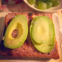 Snapdishの料理写真:アボカドをトーストに載せて
塩、胡椒した。シンプルな
朝食|Satomi Kawamuraさん