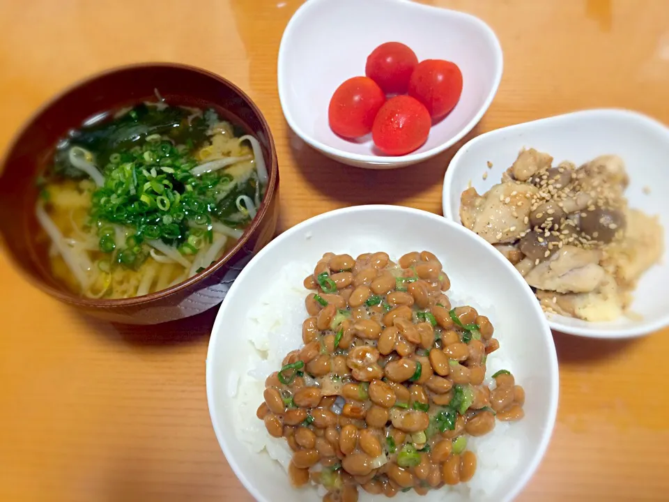 ワカメとモヤシのお味噌汁の朝食|ともよさん