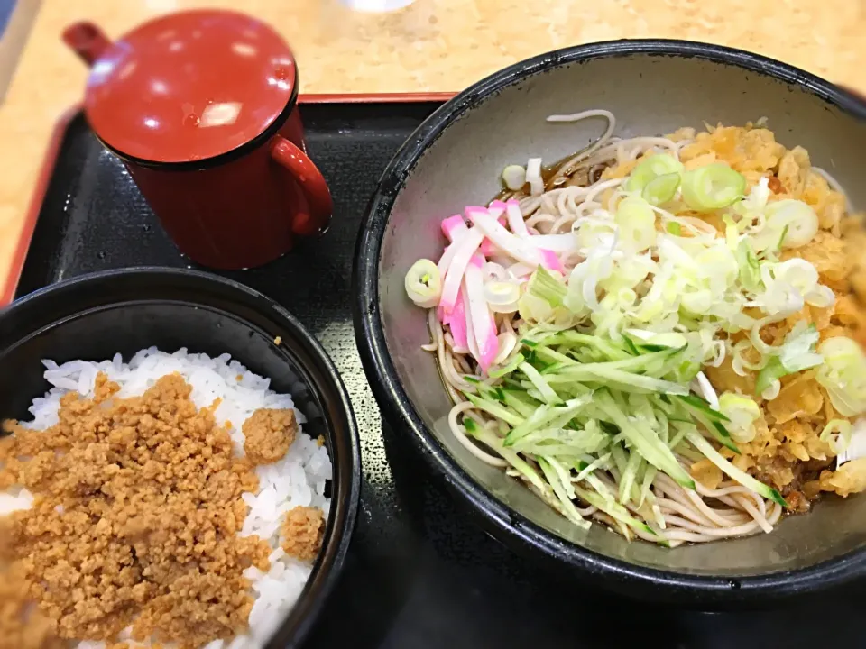 Snapdishの料理写真:小諸そばの冷したぬきと鳥そぼろごはん😋|しろこ🐾໊さん