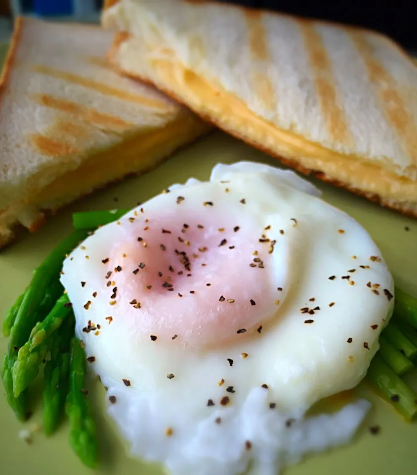 Toast cheese bread, asparagus & an egg|Tari's Kitchenさん