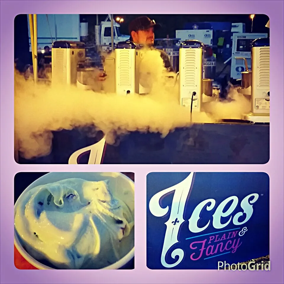 Delicious and smooth flash-churned Mint chip ice cream made with Liquid nitrogen at Taste of St. Louis, MO, USA.  Two thumbs-up for liquid nitrogen :)!!|Jihollandさん